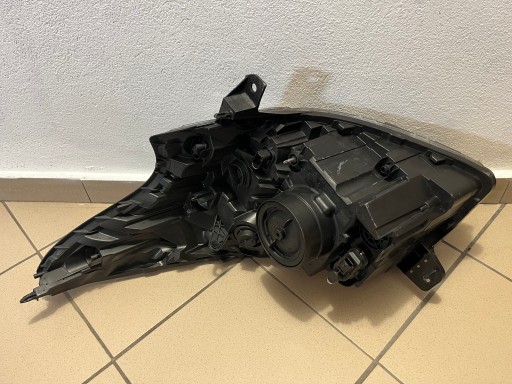 RENAULT TRAFIC III 3 OPEL VIVARO LAMPA FAR PREDNJA STRANA DESNA 260104643R