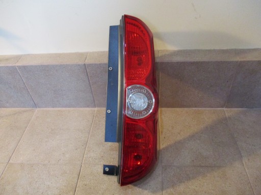LAMPA FAR DESNA STRANA ZADNJA  ZADNJI FIAT DOBLO II OPEL COMBO D