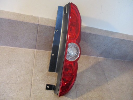 LAMPA FAR DESNA STRANA ZADNJA  ZADNJI FIAT DOBLO II OPEL COMBO D