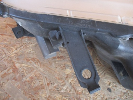 LAMPA FAR PREDNJA STRANA DESNA TOYOTA HILUX VIII 15- OBIČNA LAMPA FAR PREDNJA STRANA DESNA TOYOTA HILUX VIII 15- OBIČNA
