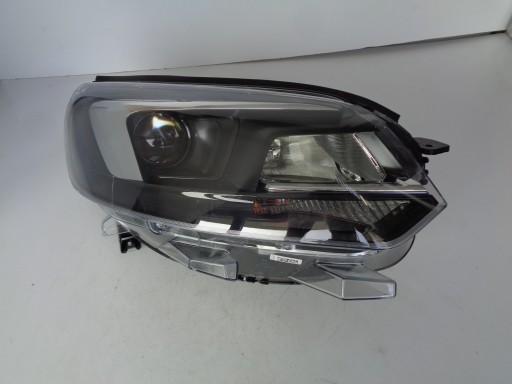 LAMPA FAR DESNA STRANA OPEL ZAFIRA D LIFE VIVARO C 19- XENON