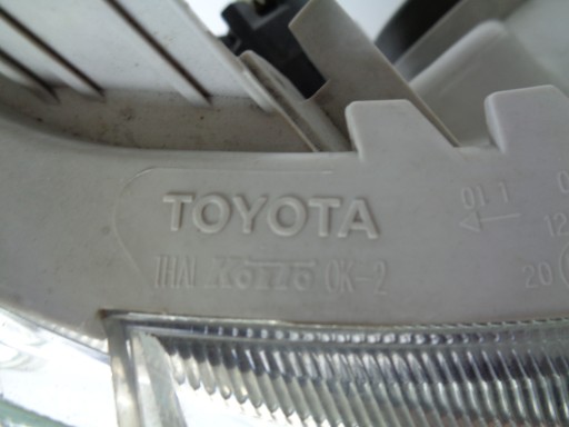 LAMPA FAR DESNA STRANA TOYOTA HILUX 08-12