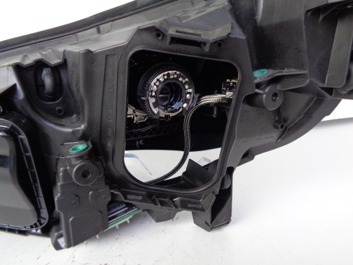 LAMPA FAR DESNA STRANA OPEL ZAFIRA D LIFE VIVARO C 19- XENON