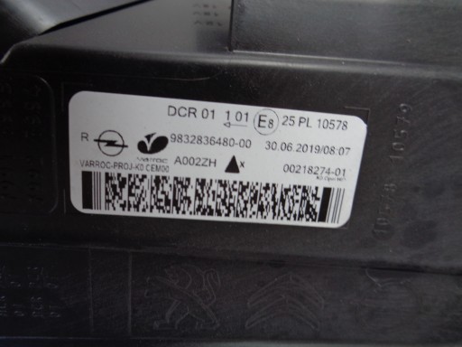LAMPA FAR DESNA STRANA OPEL ZAFIRA D LIFE VIVARO C 19- XENON