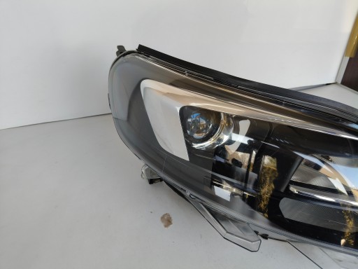 LAMPA FAR DESNA STRANA OPEL VIVARO C ZAFIRA D 19- XENON