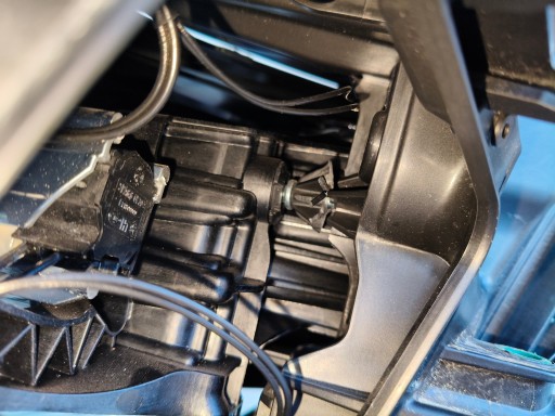 LAMPA FAR DESNA STRANA OPEL VIVARO C ZAFIRA D 19- XENON