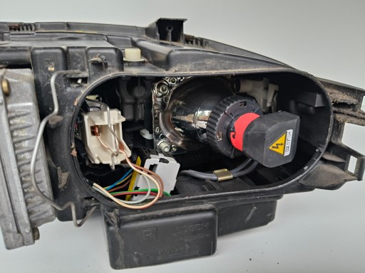 LAMPA FAR DESNA STRANA AUDI TT 8N 8N0 98- XENON