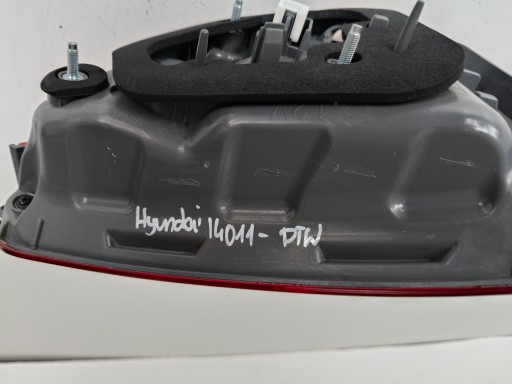 --NO-WA-- LAMPA FAR DESNA STRANA ZADNJA W GEPEKA HYUNDAI I40 11- KARAVAN