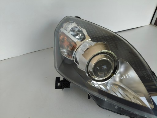LAMPA FAR DESNA STRANA OPEL ZAFIRA B XENON LAMPA FAR DESNA STRANA OPEL ZAFIRA B XENON