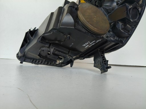 LAMPA FAR DESNA STRANA OPEL ZAFIRA B XENON LAMPA FAR DESNA STRANA OPEL ZAFIRA B XENON