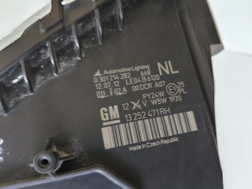 LAMPA FAR DESNA STRANA OPEL ZAFIRA B XENON LAMPA FAR DESNA STRANA OPEL ZAFIRA B XENON