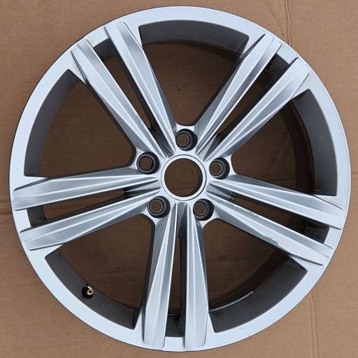 VW TIGUAN II ALU FELGA 7JX18H2 ET43 5NA601025M