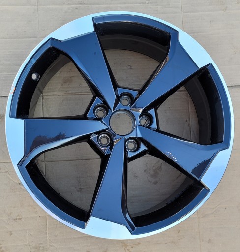 AUDI A3 S3 ALU FELGA E-8.0JX19H2 ET49 8V0601025AF