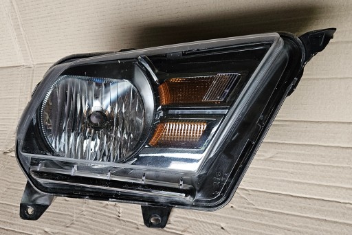 FORD MUSTANG V 09-12 LAMPA FAR LIJEVA STRANA AR33-13006-AG + DESNA AR33-13005-BD