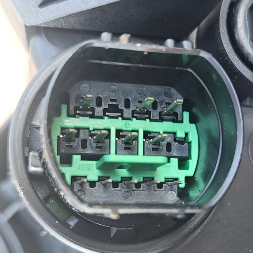 HYUNDAI IX20 REDIZAJN 15-18 LAMPA FAR DESNA STRANA LEČA