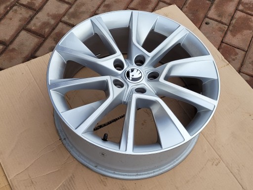 SKODA KAROQ ALU FELGA 7JX18H2 ET45 57A601025D