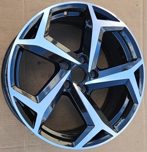VW PASSAT B8 ALU FELGA 8JX18H2 ET44 3G0601025BG