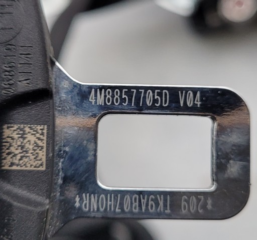 AUDI Q8 4M8 VEZNI LIM SIGURNOSTI LIJEVA STRANA 4M8857705D AUDI Q8 4M8 VEZNI LIM SIGURNOSTI LIJEVA STRANA 4M8857705D