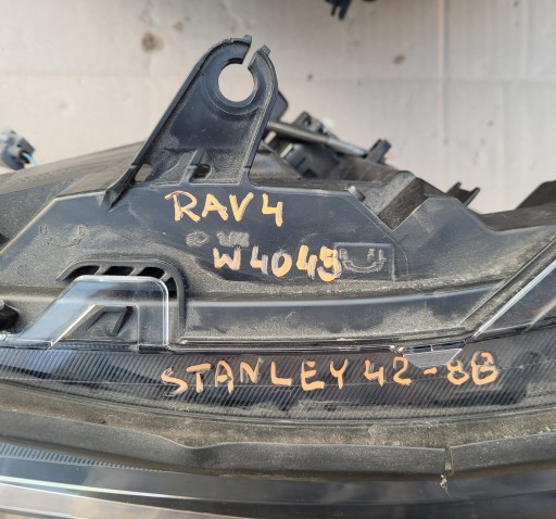 TOYOTA RAV4 V 18-21 KOMPLET FAROVA LED DESNA STRANA + LIJEVA