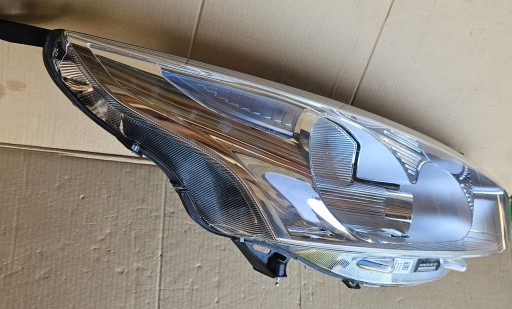 FORD B-MAX B MAX LAMPA FAR DESNA STRANA ILI LIJEVA OBIČNA