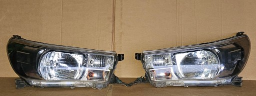 TOYOTA HI LUX HILUX 15-19 LAMPA FAR LIJEVA STRANA + DESNA OK-50 TOYOTA HI LUX HILUX 15-19 LAMPA FAR LIJEVA STRANA + DESNA OK-50