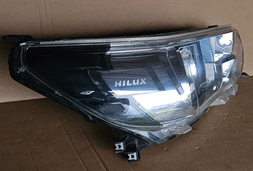 TOYOTA HI LUX HILUX 15-19 LAMPA FAR LIJEVA STRANA + DESNA OK-50 TOYOTA HI LUX HILUX 15-19 LAMPA FAR LIJEVA STRANA + DESNA OK-50