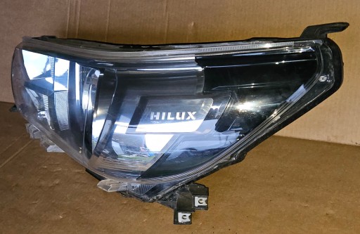 TOYOTA HI LUX HILUX 15-19 LAMPA FAR LIJEVA STRANA + DESNA OK-50 TOYOTA HI LUX HILUX 15-19 LAMPA FAR LIJEVA STRANA + DESNA OK-50