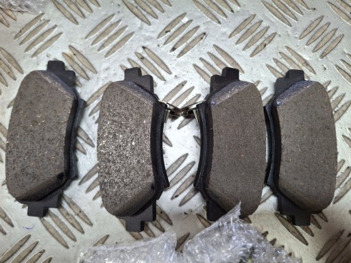 KOČIONE PLOČICE KOČNICE PREDNJA STRANA MAZDA 323 B4Y0-26-43ZB