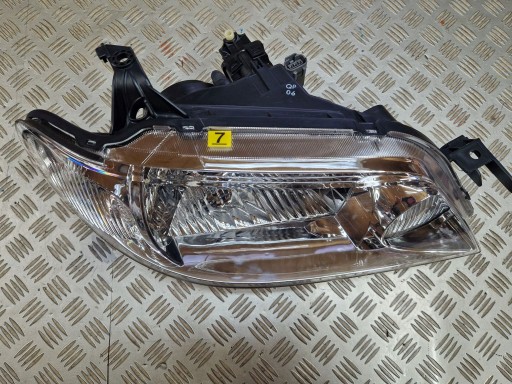 LAMPA FAR DESNA STRANA PREDNJA MAZDA 323 F REDIZAJN BJ 2000R->
