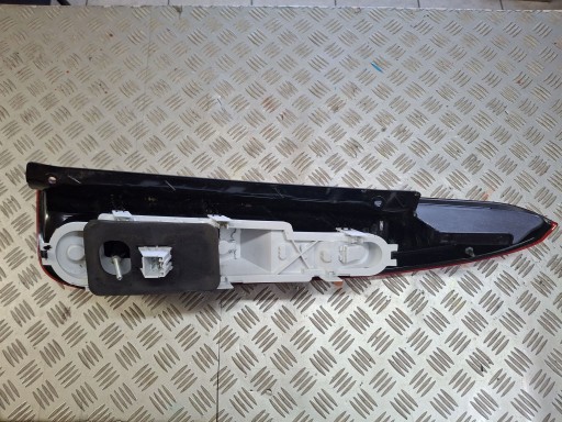 LAMPA FAR ZADNJA  LIJEVA STRANA FORD FUSION REDIZAJN 2005R->