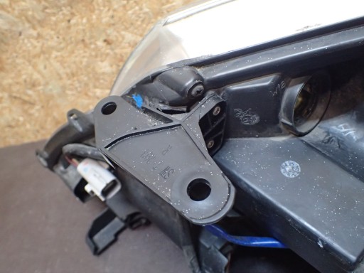 LAMPA FAR PREDNJA STRANA DESNA TOYOTA AVENSIS T27 LEČA LAMPA FAR PREDNJA STRANA DESNA TOYOTA AVENSIS T27 LEČA