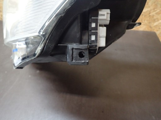LAMPA FAR PREDNJA STRANA LIJEVA TOYOTA AVENSIS T27 LEČA