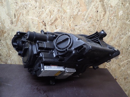 LAMPA FAR LAMPE FAROVI  PREDNJA STRANA MERCEDES CLS W219 XENON AMG