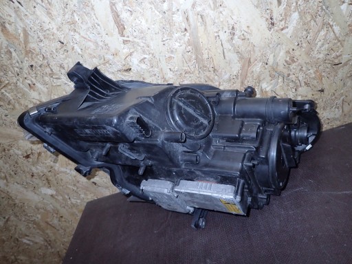 LAMPA FAR LAMPE FAROVI  PREDNJA STRANA MERCEDES CLS W219 XENON AMG