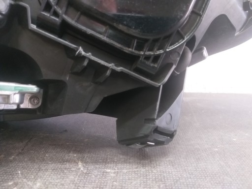 LAMPA FAR PREDNJA STRANA DESNA OPEL ZAFIRA LIFE VIVARO C XENON 9832836480-00