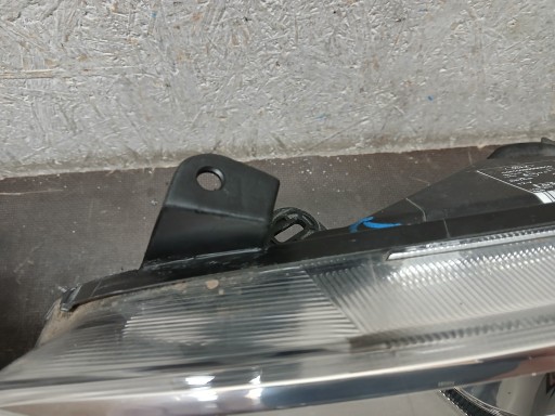 LAMPA FAR LAMPE FAROVI  PREDNJA STRANA DESNA LIJEVA FORD B MAX 12- AV11-13W029AF AV11-13W030AF