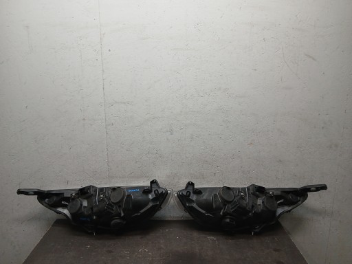 LAMPA FAR LAMPE FAROVI  PREDNJA STRANA DESNA LIJEVA FORD B MAX 12- AV11-13W029AF AV11-13W030AF