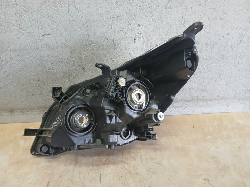 LAMPA FAR PREDNJA STRANA DESNA TOYOTA VERSO 09- 81110-0F090