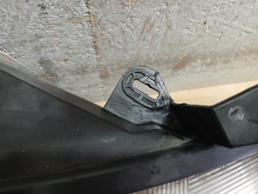 LAMPA FAR LAMPE FAROVI  PREDNJA STRANA DESNA LIJEVA FORD B MAX AV11-13W030-AE