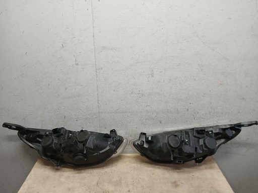 LAMPA FAR LAMPE FAROVI  PREDNJA STRANA DESNA LIJEVA FORD B MAX AV11-13W030-AE