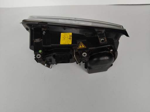 LAMPA FAR DESNA STRANA VW BORA 1J5 XENON
